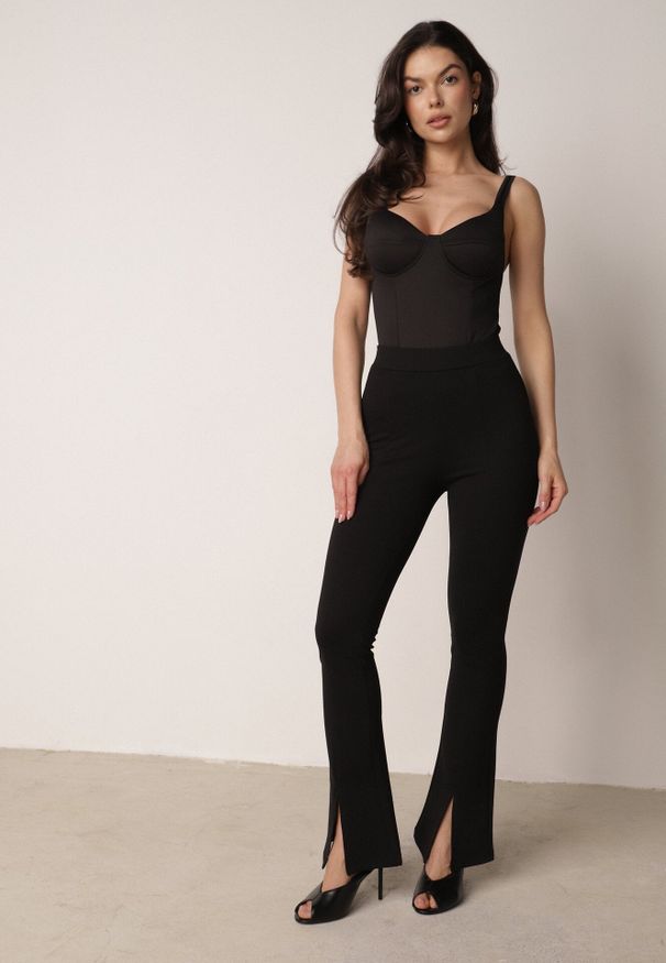 Born2be - Czarne Body z Usztywnionymi Miseczkami i Łańcuszkiem z Cyrkonii Teredi. Kolor: czarny. Materiał: jeans