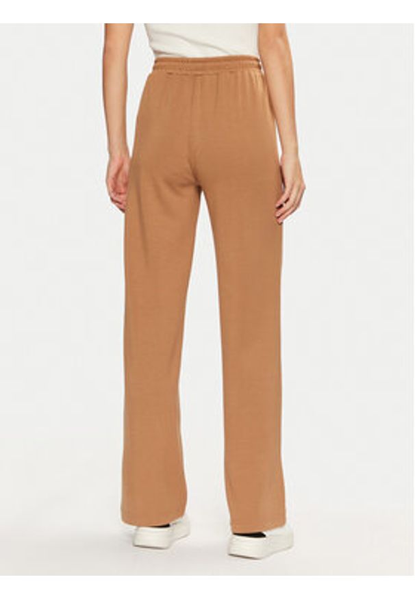 Guess Spodnie dresowe V5RB19 KCOB2 Brązowy Regular Fit. Kolor: brązowy. Materiał: syntetyk, wiskoza