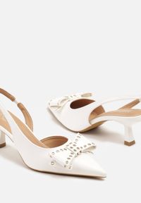Renee - Białe Sandały Slingback na Kaczuszce Zdobione Kokardą z Nitami Rizonna. Okazja: na co dzień. Kolor: biały. Wzór: aplikacja. Obcas: na szpilce. Styl: casual, klasyczny, elegancki. Wysokość obcasa: średni #5