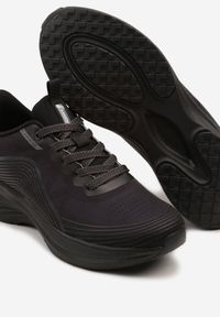 Born2be - Czarne Buty Sportowe Sneakersy Ozdobione Tłoczonym Wzorem Axevia. Kolor: czarny. Materiał: dresówka. Wzór: aplikacja