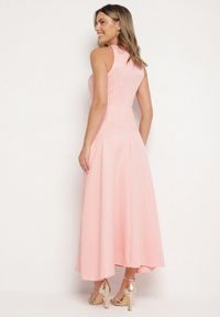 Born2be - Różowa Rozkloszowana Sukienka z Wiskozą i Dekoltem Typu Halter Dolienna. Typ kołnierza: dekolt halter. Kolor: różowy. Materiał: wiskoza. Typ sukienki: rozkloszowane. Styl: elegancki