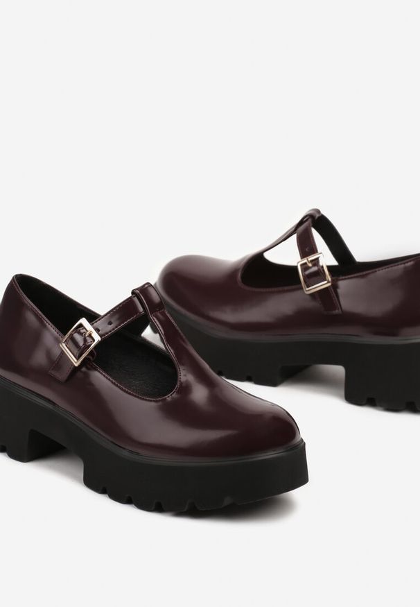 Renee - Bordowe Półbuty na Grubej Podeszwie z Zapięciem na Sprzączkę Mevastra. Zapięcie: sprzączka. Kolor: czerwony. Materiał: jeans. Styl: elegancki, klasyczny
