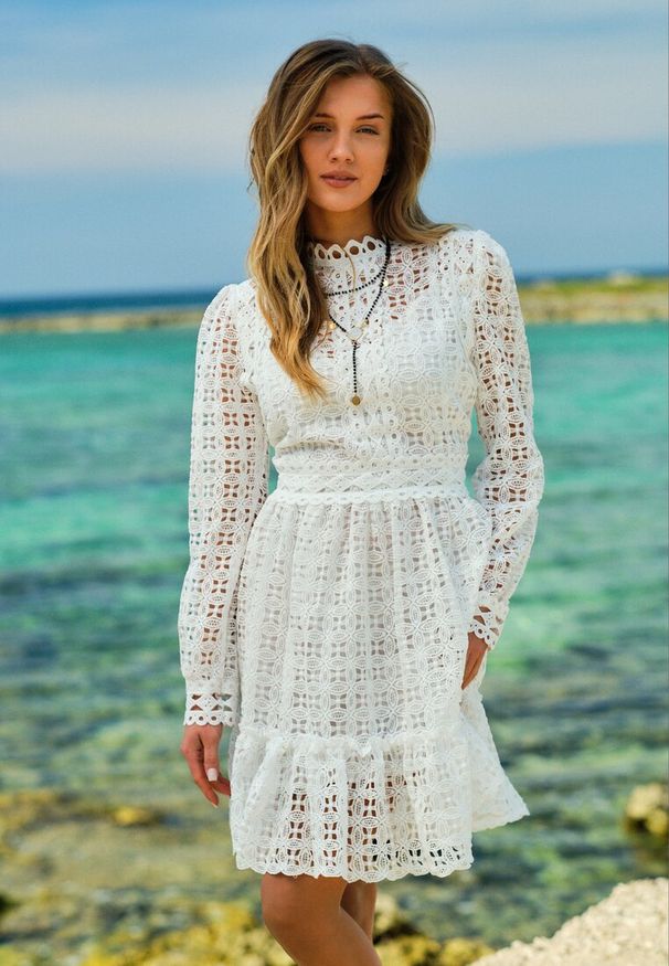 Renee - Biała Taliowana Sukienka z Koronką i Falbaną na Dole Kamora. Kolor: biały. Materiał: koronka. Wzór: koronka