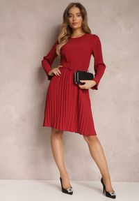 Renee - Bordowa Sukienka Plisowana z Paskiem Phile. Kolor: czerwony. Długość rękawa: długi rękaw. Styl: klasyczny. Długość: mini