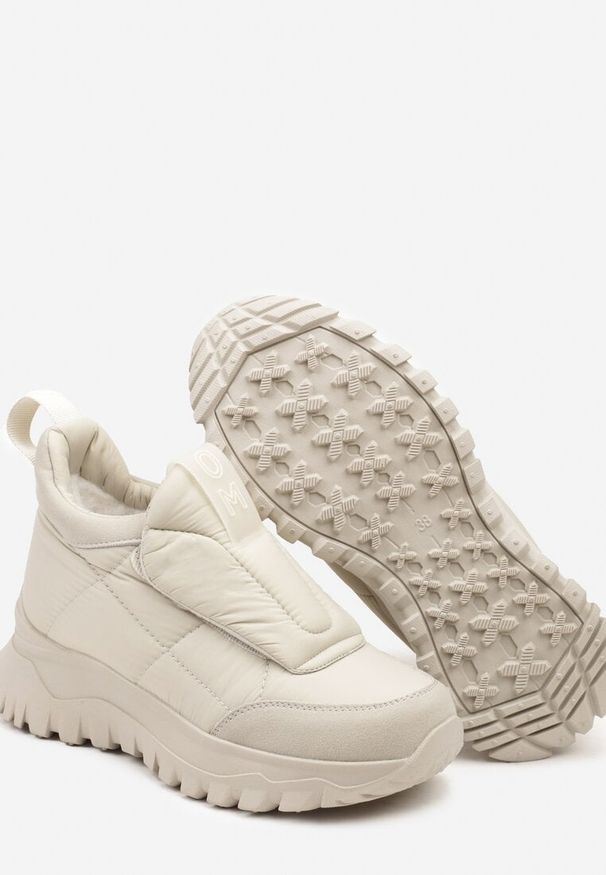 Renee - Jasnobeżowe Pikowane Sneakersy na Platformie Ozdobione Napisem Resilie. Okazja: na co dzień. Nosek buta: okrągły. Kolor: beżowy. Materiał: materiał, jeans, futro. Wzór: napisy, aplikacja. Sezon: zima. Obcas: na platformie. Wysokość obcasa: niski