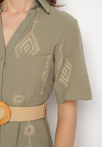 Born2be - Ciemnozielona Bawełniana Sukienka Koszulowa z Ozdobnym Paskiem i Haftem Evialisse. Okazja: na co dzień, na imprezę. Kolor: zielony. Materiał: bawełna. Wzór: haft. Typ sukienki: koszulowe. Styl: casual, elegancki #5