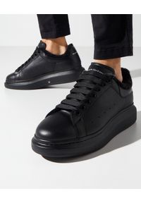 Alexander McQueen - ALEXANDER MCQUEEN - Czarne sneakersy z kożuchem. Kolor: czarny. Materiał: wełna, guma #1