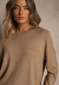 Renee - Ciemnobeżowy Klasyczny Sweter z Wełną i Bawełną Bez Zdobień Neandia. Kolor: beżowy. Materiał: wełna, bawełna. Wzór: aplikacja. Styl: klasyczny #2