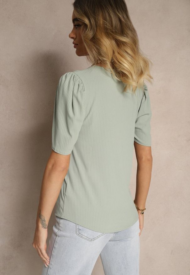 Renee - Zielony T-shirt z Prążkowanej Tkaniny z Zakładkami przy Rękawach Kolaniella. Kolor: zielony. Materiał: tkanina, prążkowany. Styl: elegancki