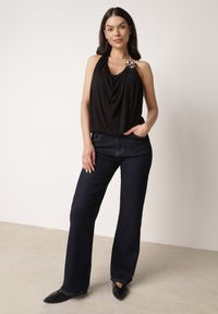 Born2be - Czarny Elegancki Top Halter Ozdobiony Łańcuszkiem i Kwiatową Broszką Idisara. Okazja: na co dzień. Typ kołnierza: dekolt halter. Kolor: czarny. Materiał: jeans. Wzór: aplikacja, kwiaty. Styl: elegancki #2