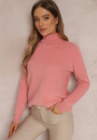 Renee - Ciemnoróżowy Golf Wełniany Długi Lezura. Typ kołnierza: golf. Kolor: różowy. Materiał: wełna. Długość rękawa: długi rękaw. Długość: długie. Sezon: jesień, zima