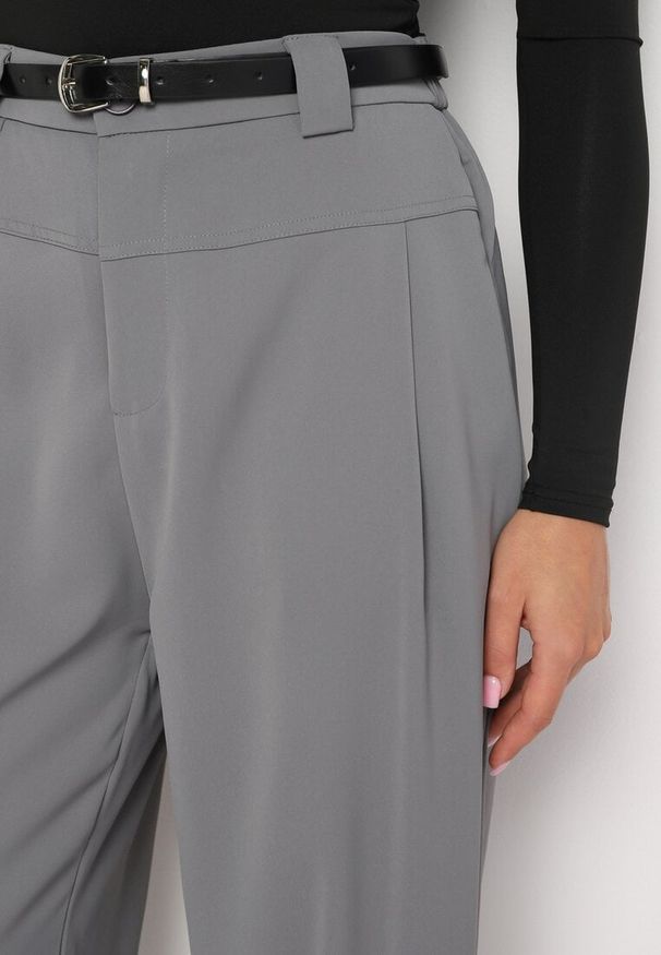 Born2be - Szare Garniturowe Spodnie o Szerokim Kroju z Gumką i Paskiem w Talii Verittha. Okazja: na co dzień. Kolor: szary. Styl: klasyczny, casual, elegancki