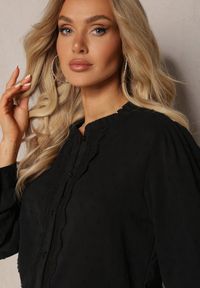 Renee - Czarna Koszula z Wiskozy Ozdobiona Koronką i Falbanką w Postaci Stójki Nesaviki. Okazja: do pracy, na co dzień. Typ kołnierza: kołnierzyk stójkowy. Kolor: czarny. Materiał: koronka, wiskoza. Wzór: koronka, aplikacja. Styl: casual, elegancki