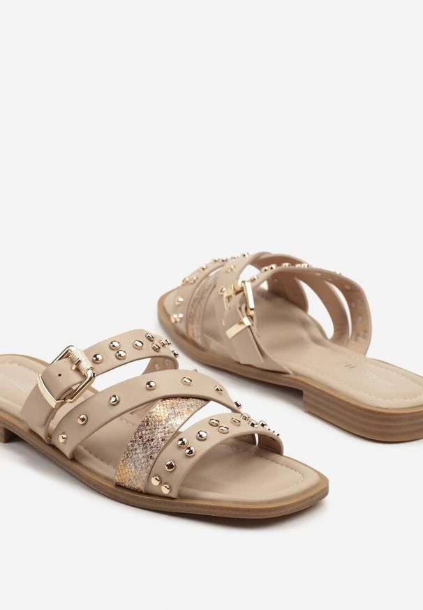 Born2be - Ciemnobeżowe Klapki Ozdobione Klamrą i Nitami Ronilene. Okazja: na co dzień. Kolor: beżowy. Materiał: jeans. Wzór: aplikacja. Obcas: na obcasie. Styl: elegancki, casual. Wysokość obcasa: niski