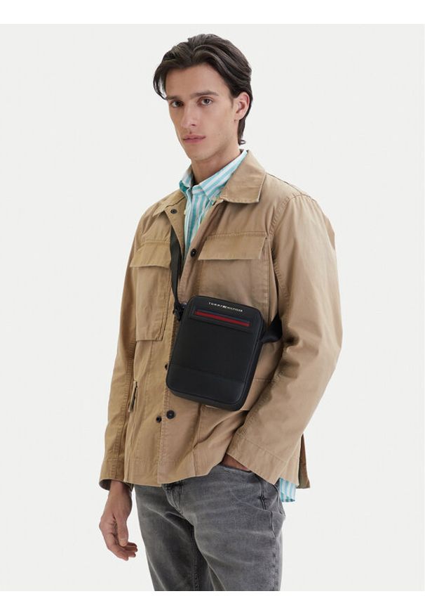 TOMMY HILFIGER - Tommy Hilfiger Saszetka Th Foundaiton Mini Reporter AM0AM14156 Czarny. Kolor: czarny. Materiał: skóra