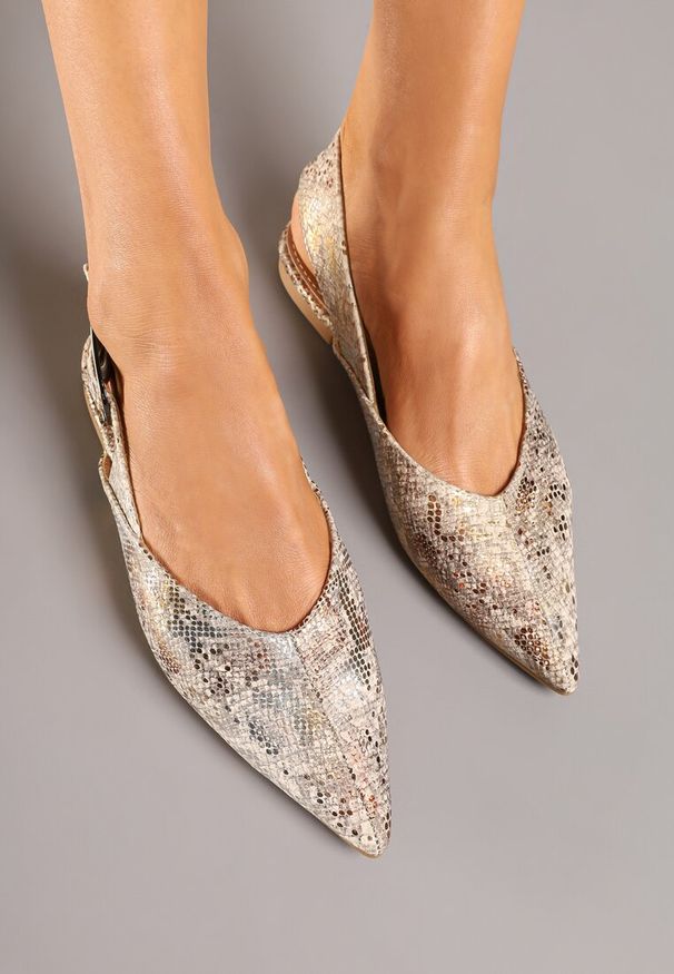 Renee - Złote Wężowe Sandały Typu Slingback Ozdobione Klamrą Banelias. Okazja: na co dzień. Zapięcie: klamry. Kolor: złoty. Materiał: jeans. Wzór: aplikacja. Sezon: lato, wiosna. Styl: klasyczny, wizytowy, casual
