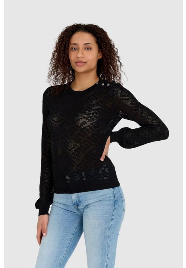 Guess - GUESS Czarny sweterek dzianinowy w monogram guess. Kolor: czarny. Materiał: wiskoza