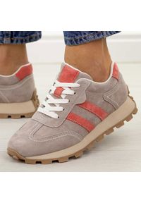 Beżowe zamszowe skórzane półbuty damskie S.Barski 7071. Okazja: na co dzień. Zapięcie: sznurówki. Kolor: beżowy. Materiał: zamsz, skóra. Szerokość cholewki: normalna. Sezon: wiosna, jesień, lato. Styl: casual, elegancki, sportowy, klasyczny #1