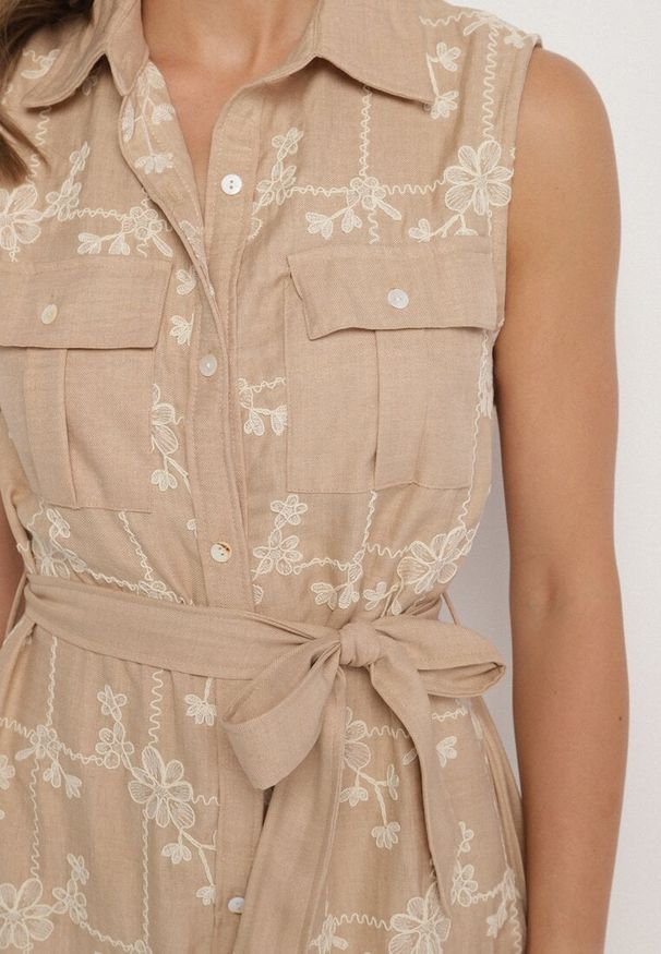 Born2be - Beżowa Sukienka Bez Rękawów o Koszulowym Kroju z Paskiem Zdobiona Haftem Fodarela. Okazja: na co dzień. Kolor: beżowy. Długość rękawa: bez rękawów. Wzór: haft, aplikacja. Sezon: lato. Typ sukienki: koszulowe. Styl: klasyczny, casual, elegancki