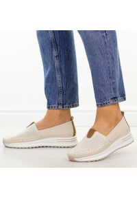 Beżowe ażurowe skórzane półbuty damskie Cambell 07342. Okazja: na co dzień, na spacer. Nosek buta: okrągły. Zapięcie: bez zapięcia. Kolor: beżowy. Szerokość cholewki: normalna. Wzór: ażurowy. Materiał: skóra. Sezon: wiosna, lato, jesień. Styl: elegancki, casual, klasyczny, sportowy #1