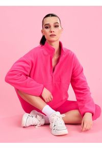 Sinsay - Polarowa bluza half-zip ze stójką i ściągaczami Gym Hard - różowy. Typ kołnierza: kołnierzyk stójkowy. Kolor: różowy. Materiał: polar #1
