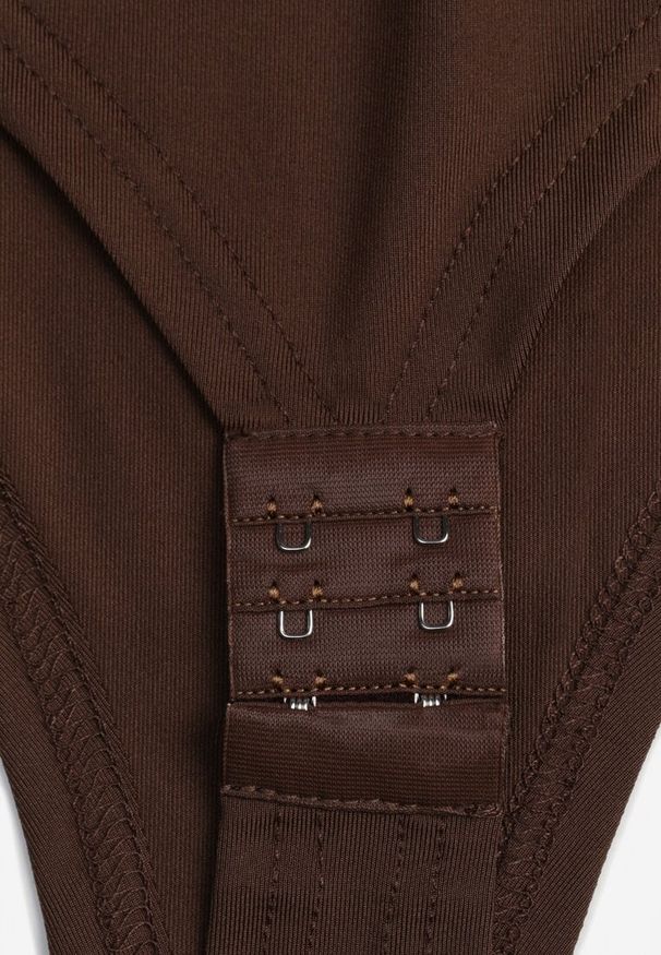 Renee - Brązowe Body z Kwadratowym Dekoltem Macotte. Typ kołnierza: dekolt kwadratowy. Kolor: brązowy. Materiał: wiskoza, skóra, materiał, jeans. Długość rękawa: długi rękaw. Długość: długie. Styl: elegancki