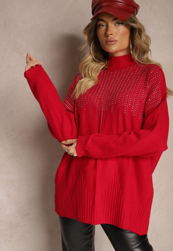 Renee - Czerwony Golf o Kroju Oversize z Eleganckim Cyrkoniowym Zdobieniem przy Dekolcie Melirra. Okazja: na co dzień. Typ kołnierza: golf. Kolor: czerwony. Wzór: aplikacja. Styl: elegancki