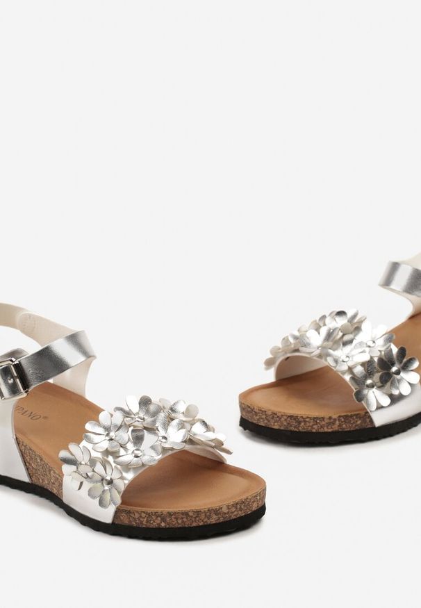 Born2be - Srebrne Sandały na Korkowym Koturnie z Kwiatkami na Pasku Heilida. Zapięcie: pasek. Kolor: srebrny. Wzór: kwiaty. Obcas: na koturnie. Styl: boho