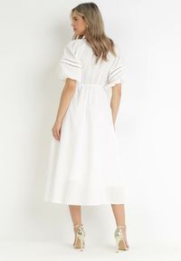 Born2be - Biała Sukienka Maxi z Bawełny i Lnu z Ażurowymi Wstawkami i Gumką w Pasie Arada. Okazja: na co dzień. Kolor: biały. Materiał: len, bawełna. Wzór: ażurowy. Typ sukienki: proste. Styl: wizytowy, casual. Długość: maxi #2