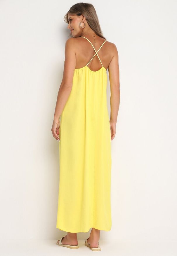 Born2be - Żółta Taliowana Sukienka na Ramiączkach Rivaniell. Okazja: na co dzień, na imprezę. Kolor: żółty. Materiał: jeans. Długość rękawa: na ramiączkach. Typ sukienki: oversize. Styl: elegancki, casual