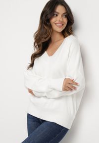 Born2be - Biały Sweter z Dekoltem w V z Domieszką Kaszmiru Mariara. Okazja: na co dzień. Typ kołnierza: dekolt w kształcie V. Kolor: biały. Materiał: kaszmir. Wzór: bez wzorów. Styl: casual #6