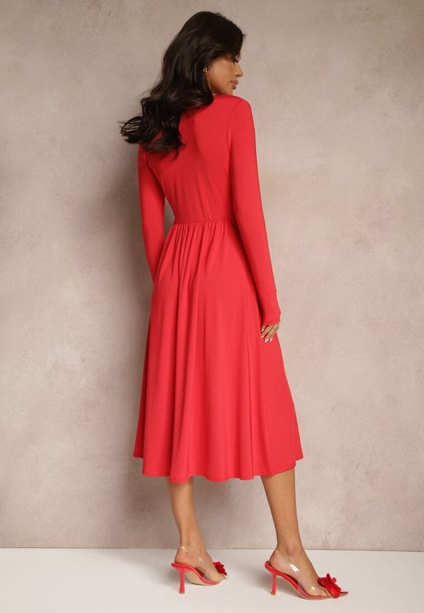 Renee - Czerwona Taliowana Sukienka z Usztywnionymi Ramionami Ozdobiona Wycięciem Arfedi. Okazja: na co dzień, na spotkanie biznesowe, na imprezę. Kolor: czerwony. Wzór: aplikacja. Sezon: jesień. Typ sukienki: oversize. Styl: biznesowy, casual, elegancki