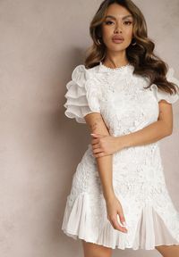 Renee - Biała Sukienka Dopasowana Mini z Koronką i Falbankami Offiamea. Okazja: na co dzień, na imprezę. Typ kołnierza: kołnierz z falbankami. Kolor: biały. Wzór: koronka. Typ sukienki: proste. Materiał: koronka. Długość rękawa: krótki rękaw. Styl: elegancki, casual. Długość: mini