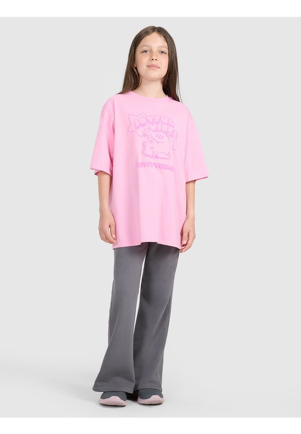 4f - 4F T-shirt oversize z nadrukiem dziewczęcy - różowy 152 (11-12 lat). Okazja: na co dzień. Kolor: różowy. Materiał: bawełna, jersey. Wzór: nadruk. Sezon: lato. Styl: klasyczny, casual, sportowy