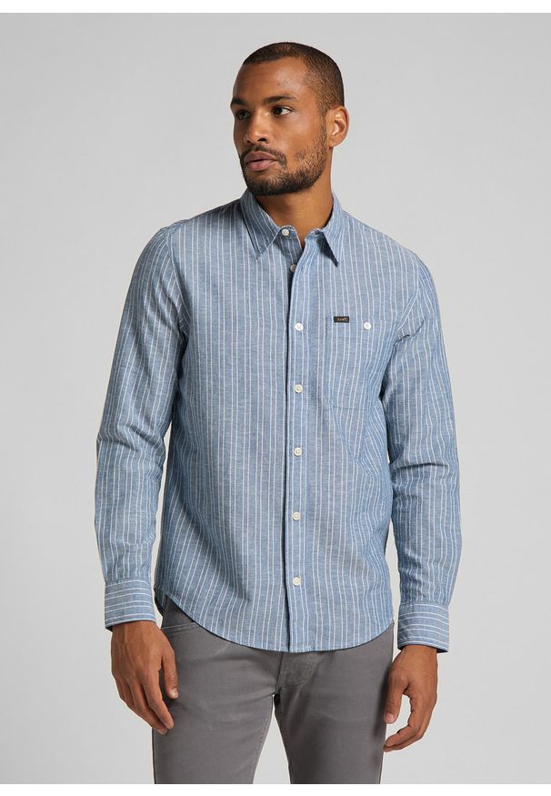 Lee - MĘSKA KOSZULA MATERIAŁOWA LEE ONE POCKET SHIRT WASHED BLUE L66NQALR 112116600. Materiał: materiał