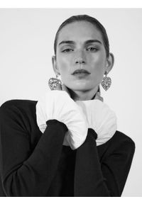 Reserved - Sweter z ozdobną wstawką - czarny. Kolor: czarny. Materiał: wiskoza, dzianina. Wzór: gładki #1