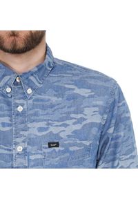 Lee - LEE BUTTON DOWN SHIRT CAMO BLUE MORO L880WAQR. Typ kołnierza: button down. Wzór: moro #3