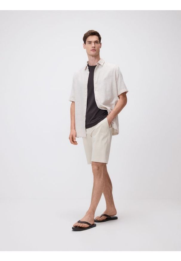 Reserved - Szorty regular z lyocellem - beżowy. Kolor: beżowy. Materiał: tkanina