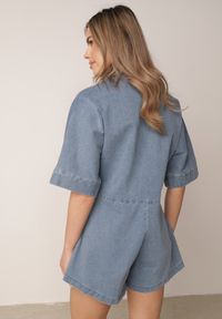 Born2be - Niebieski Krótki Kombinezon Jeansowy z Kołnierzykiem w Stylu Retro Aelixera. Okazja: na co dzień. Kolor: niebieski. Materiał: jeans. Długość: krótkie. Styl: retro #2