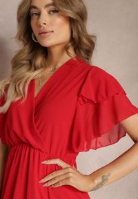 Renee - Czerwona Sukienka Nemele. Typ kołnierza: dekolt kopertowy, kołnierz z falbankami. Kolor: czerwony. Długość rękawa: krótki rękaw. Wzór: jednolity. Sezon: lato. Typ sukienki: kopertowe, rozkloszowane. Długość: mini #5