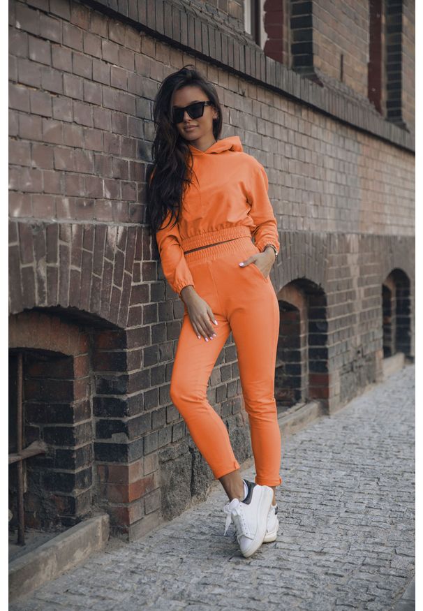 IVON - Wygodny Dres Krótka Bluza z Kapturem i Wąskie Spodnie - Pomarańczowy. Typ kołnierza: kaptur. Kolor: pomarańczowy. Materiał: dresówka. Długość: krótkie
