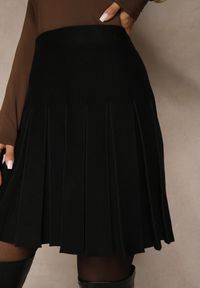 Renee - Czarna Spódnica High Waist z Wiskozą Zdobiona Plisami Coroxera. Stan: podwyższony. Kolor: czarny. Materiał: wiskoza. Wzór: aplikacja. Styl: elegancki #3