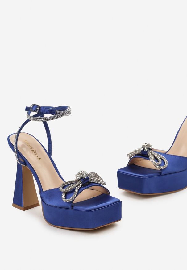 Renee - Niebieskie Sandały Sandały na Wysokiej Klepsydrowej Szpilce i Platformie z Kokardką z Cyrkonii Josalind. Kolor: niebieski. Materiał: satyna. Obcas: na platformie. Styl: glamour