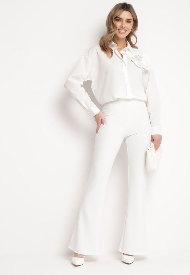 Born2be - Biała Gładka Koszula na Guziki z Ozdobnym Kwiatem Wenia. Kolor: biały. Wzór: kwiaty, gładki. Styl: klasyczny, elegancki