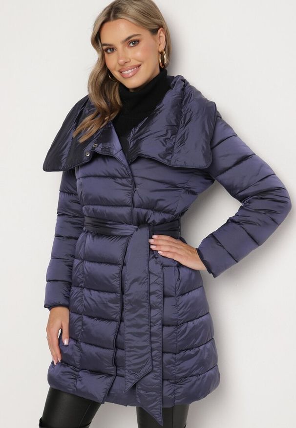 Born2be - Granatowa Kurtka Pikowana Nikessa. Typ kołnierza: bez kaptura. Kolor: niebieski. Materiał: tkanina, materiał. Długość: długie. Wzór: aplikacja