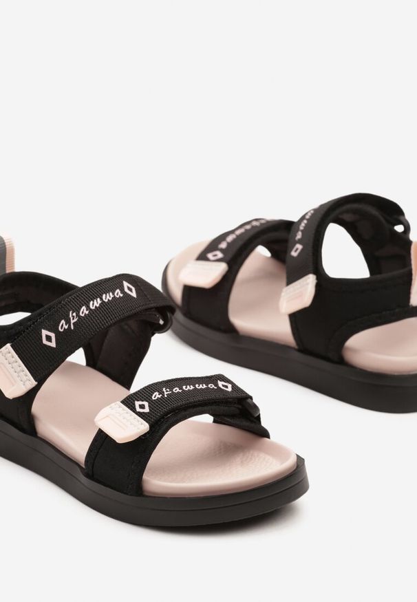 Born2be - Czarno-Różowe Sandały Zapinane na Rzepy Lialurea. Okazja: na imprezę, na plażę. Zapięcie: rzepy. Kolor: czarny. Sezon: lato. Styl: elegancki