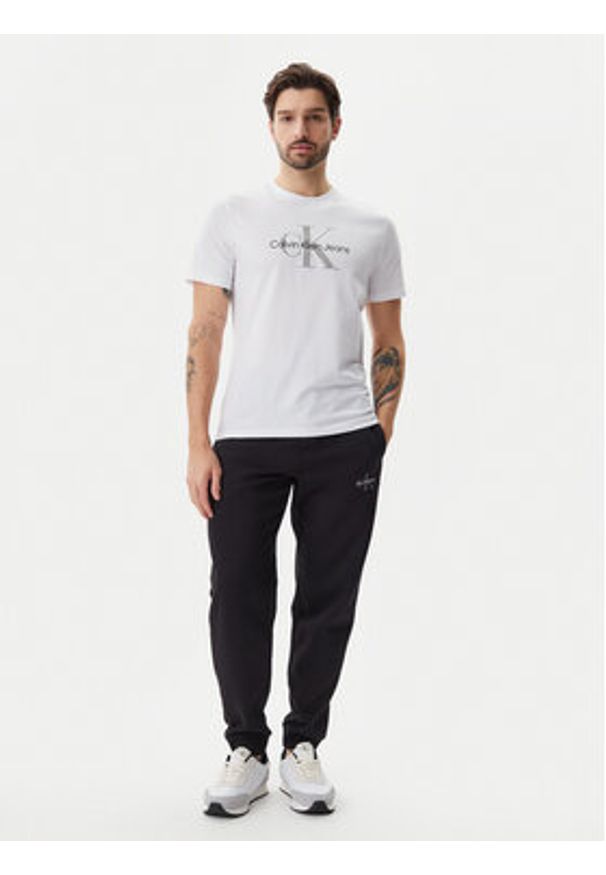 Calvin Klein Jeans T-Shirt LV040EM286 Biały Regular Fit. Kolor: biały. Materiał: bawełna