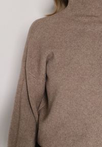 Born2be - Beżowy Golf z Bufiastymi Rękawami Wedelia. Okazja: na co dzień. Typ kołnierza: golf. Kolor: beżowy. Materiał: jeans. Styl: casual, elegancki, klasyczny #3