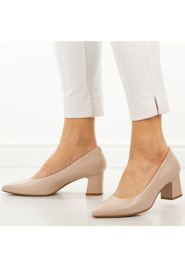 Różowe krem czółenka damskie na obcasie Sergio Leone Pb413. Okazja: na wesele, do pracy, na ślub cywilny. Kolor: różowy. Materiał: skóra. Sezon: wiosna, lato, jesień. Obcas: na obcasie. Styl: klasyczny, elegancki. Wysokość obcasa: średni