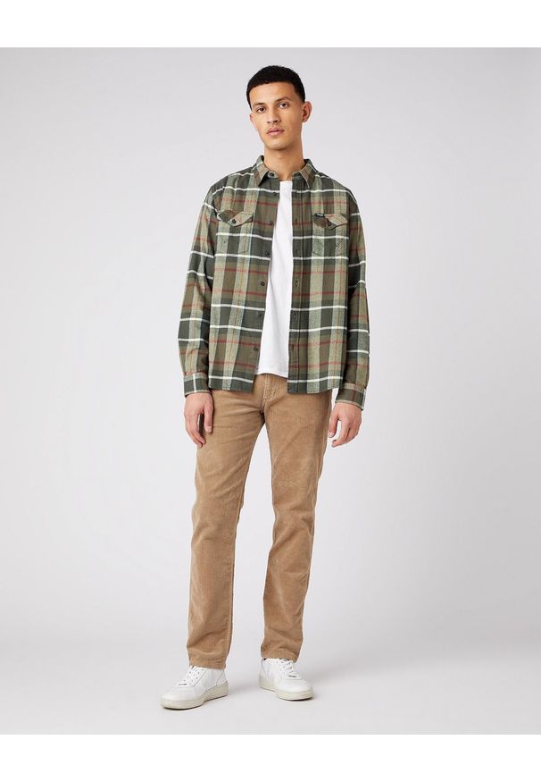 Wrangler - MĘSKA KOSZULA MATERIAŁOWA WRANGLER LS 2PKT FLAP SHIRT IVY GREEN W5A53WXIX 112141427. Materiał: materiał